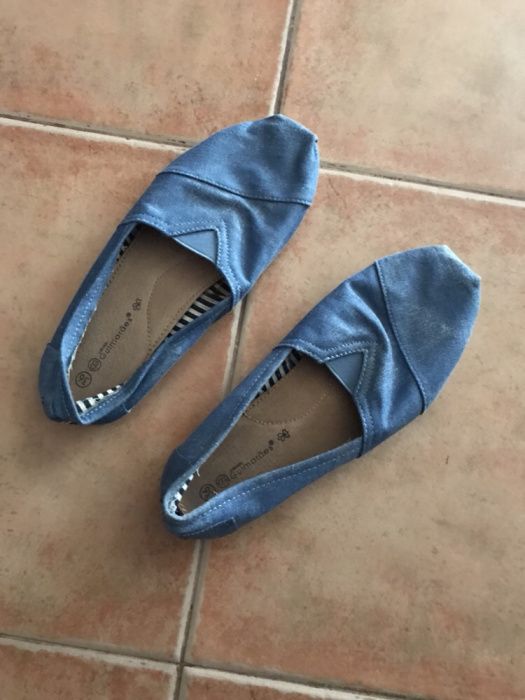 Sapatos de praia de criança usados uma vez