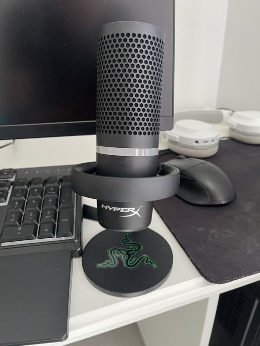 Teclado + Monitor + Rato + Microfone