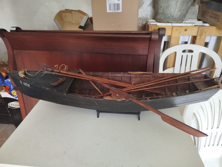 Grande e detalhado modelo de barco Avieiro com ferramentas de pesca.