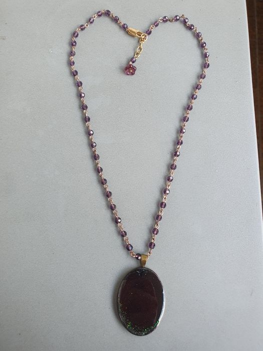 Fioletowy naszyjnik handmade z kaboszonem i kryształkami + pudełeczko