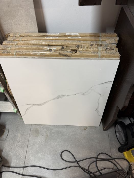 Plytki 60x60 biale z szarymi pęknieciami