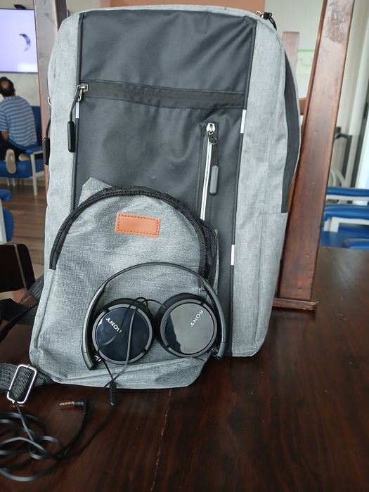 Auruiculares, mochila grande e pequens
