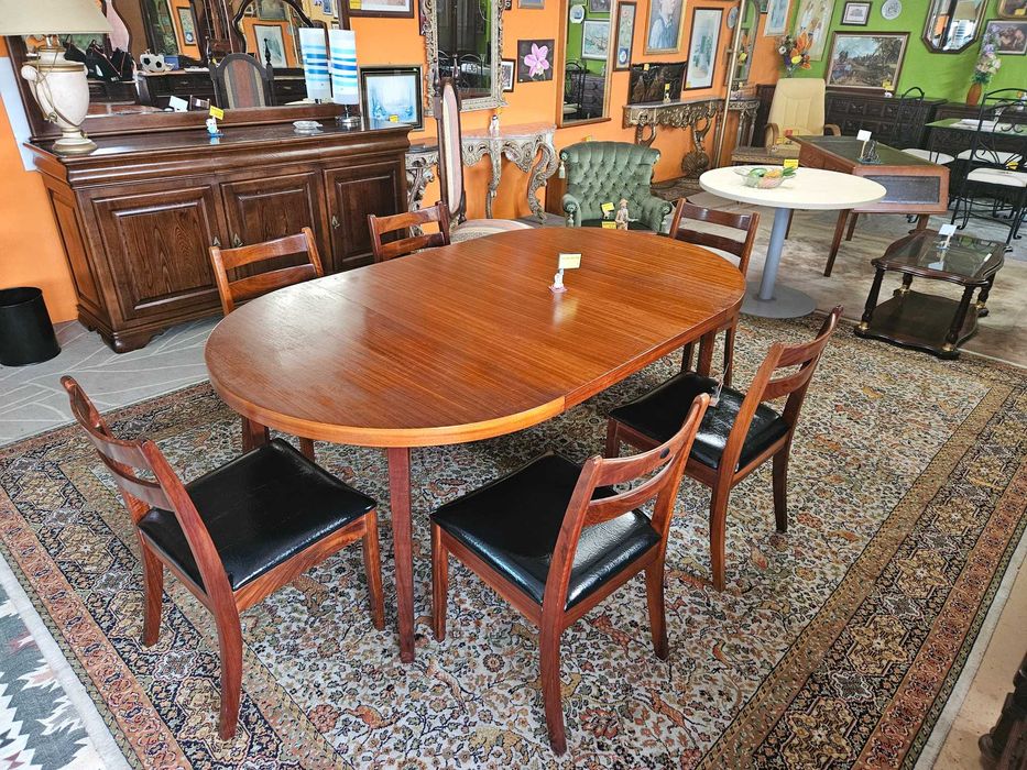 Mesa vintage - Extensivel - Muito bom estado geral - Só a mesa as cadeiras são à parte