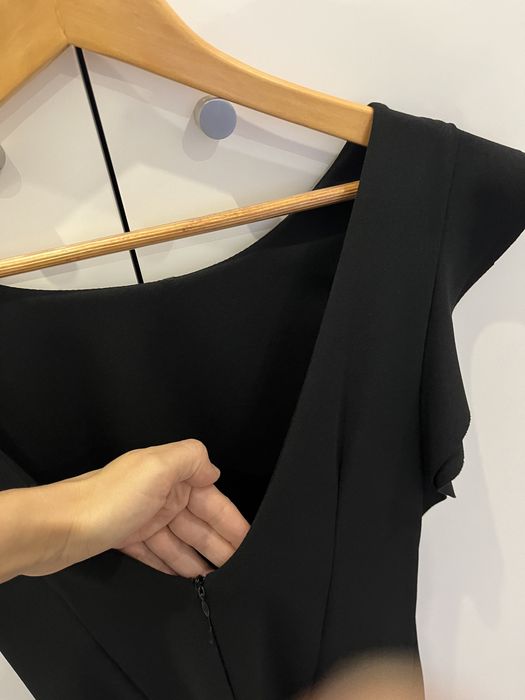 Vestido preto com pormenor dourado