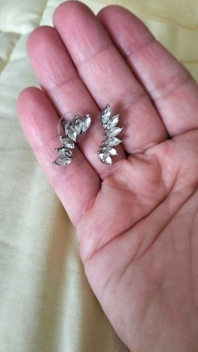 Brincos com pequenos cristais