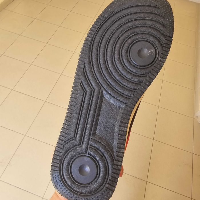 Ténis novos, nunca usados, preto/vermelho, tamanho 43