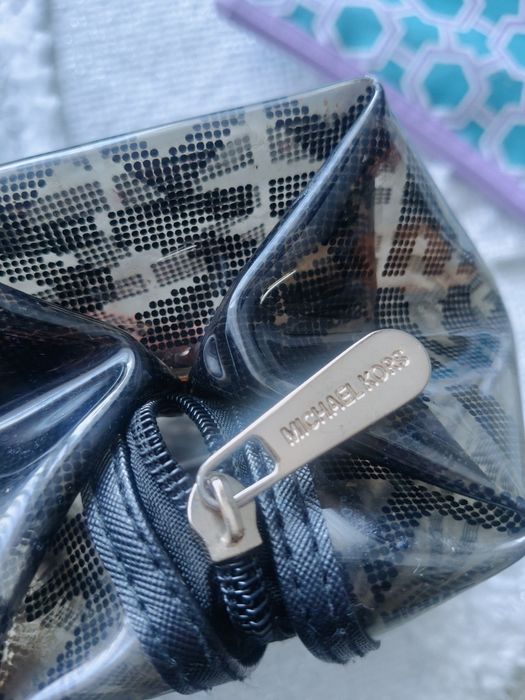Zestaw dwóch kosmetyczek MK Michael Kors clinique