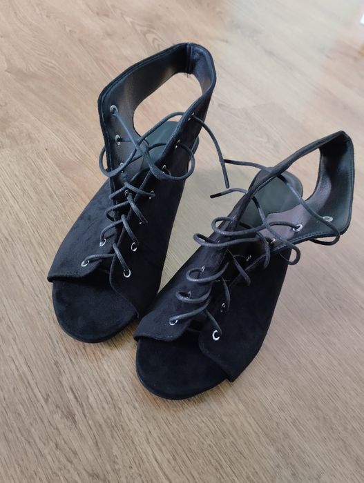 Buty na słupku  z odkrytymi palcami i piętą