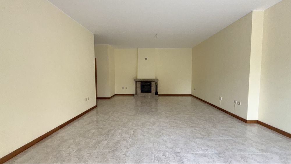 Apartamento t2+1 com terraço nos maninhos