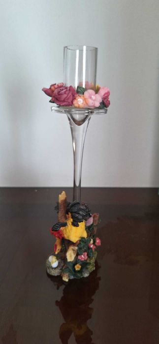 Castiçal Decorativo com Figuras – Vidro Transparente e Base Trabalhada