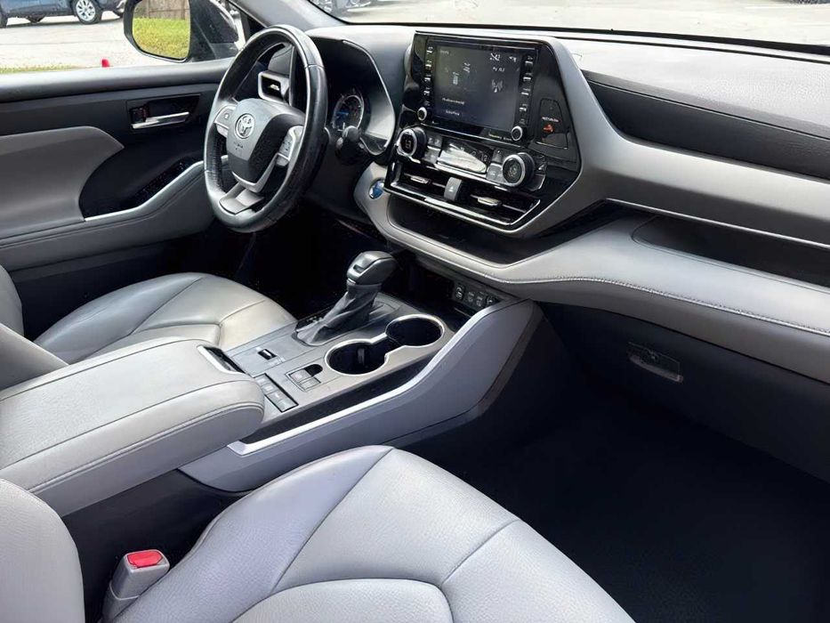Toyota Highlander Hybrid      2022