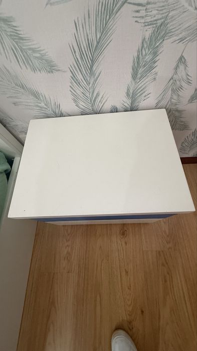 Cama de casal com mesa de cabeceira 300€