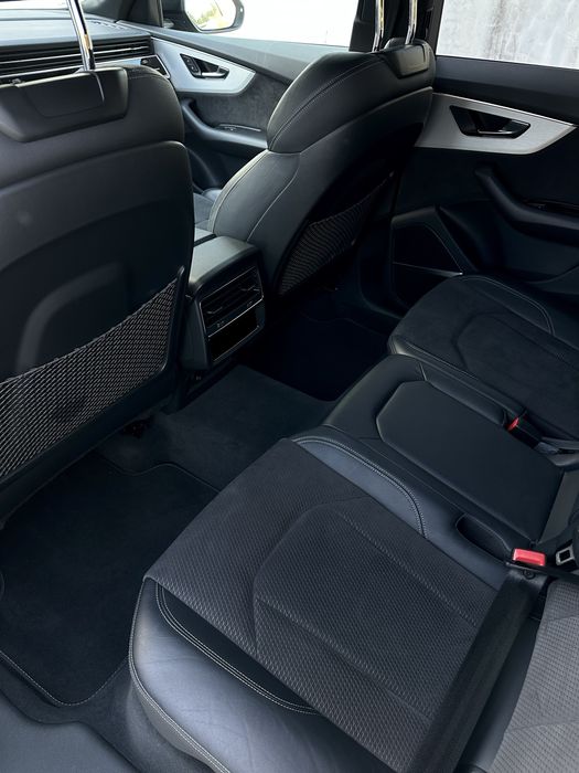 Audi Q8 S line Black