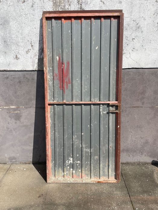 Porta individual de ferro