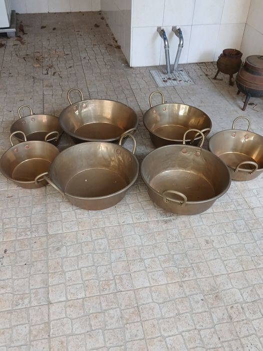 Caldeiros em cobre antigos