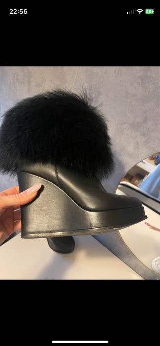 Botki skórzane na koturnie z sztucznym futrem