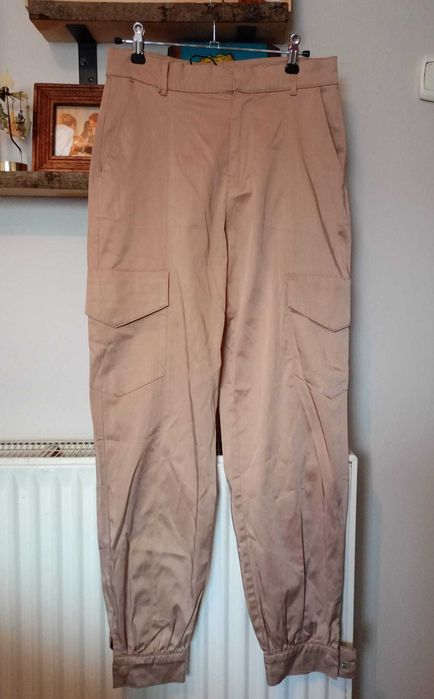 Satynowe Spodnie Cargo Beżowe Camel Jogger z Kieszeniami S