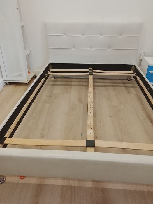 Estrutura cama 1.40 por 2 m + 1 mesa cabeceira
