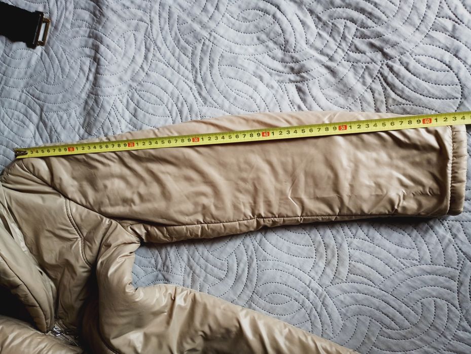 38 Caterina Leman długa kurtka płaszcz beżowy kaszmirowy z kołnierzem.