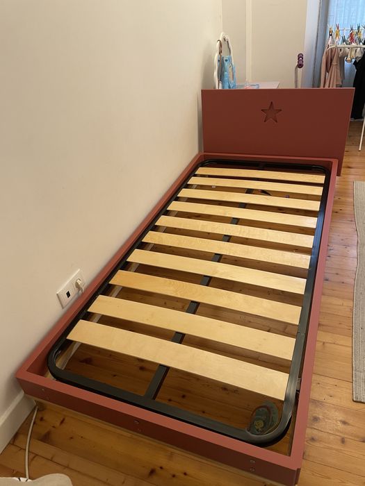 Cama menina rosa infantil impecável