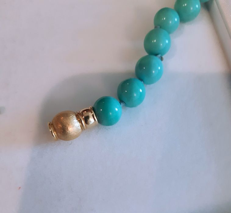 Colar de turquesas naturais com fecho em ouro.