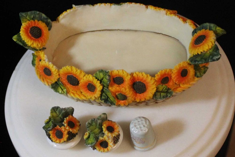 Galheteiro dos anos 70, com girassóis pintados à mão