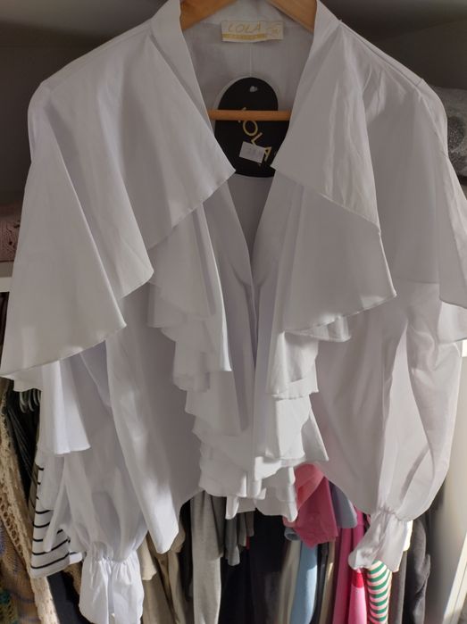 Biała koszula z dużym żabotem