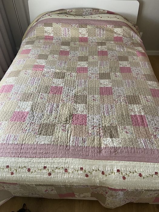 Colcha rosa e creme com fronhas