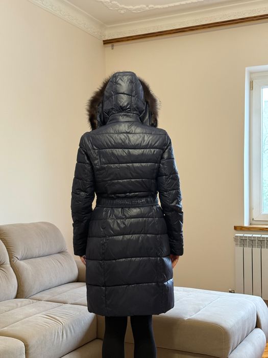 Продам теплий пуховик з пишним
коміром хутро єнота