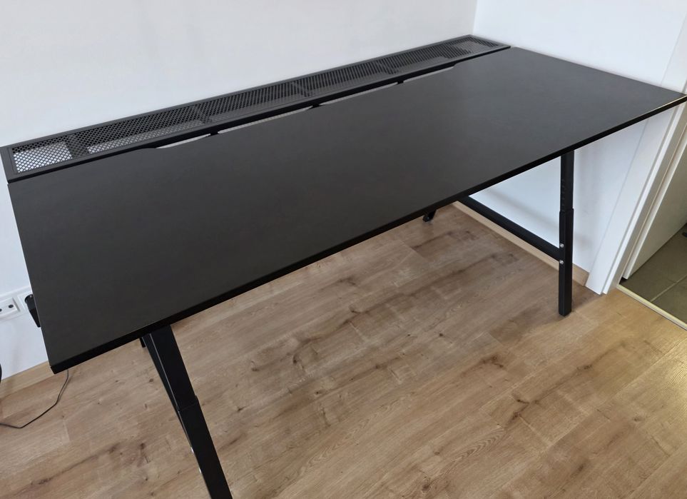 Duże regulowane biurko gamingowe IKEA UTESPELARE