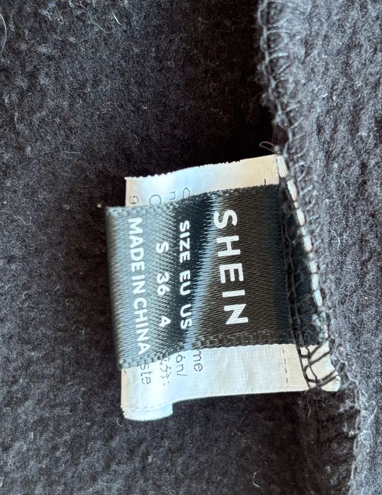 Чорне худі з блискавкою, капюшоном та декоративними стразами