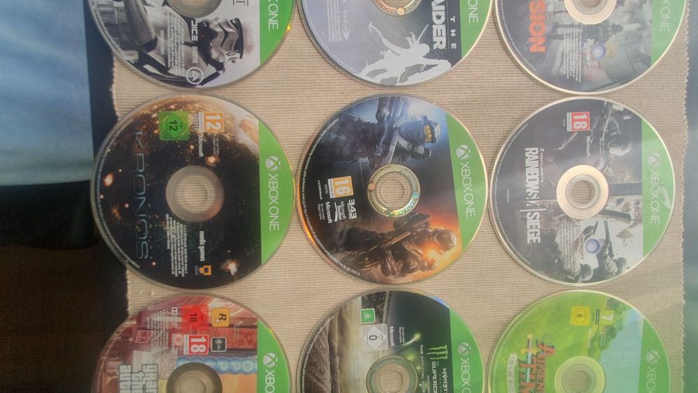 Jogos para Xbox One e Guarda-Discos( só vendo o conjunto todo)