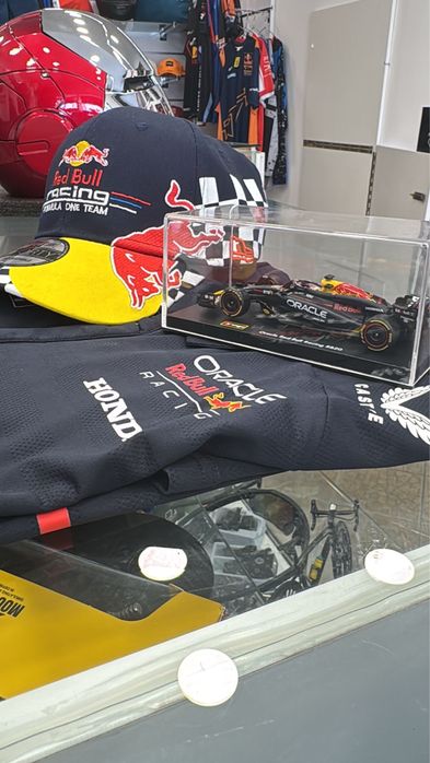 F1 Red Bull Team conjunto 3 peças Polo + Boné + carro F1