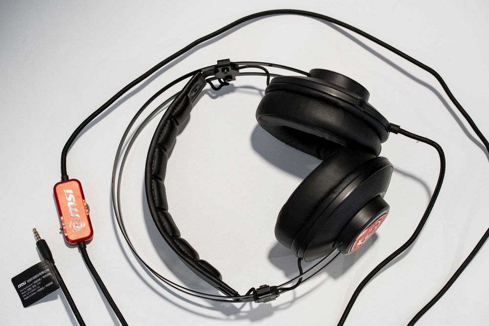 MSI Katana GF76 11UC - Intel i7-11800H, 16GB, 1 TB, RTX 3050 + Headset