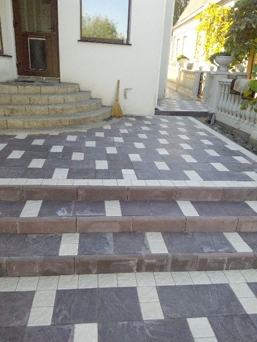 Професійне укладання тротуарної плитки від 300 гр-н.