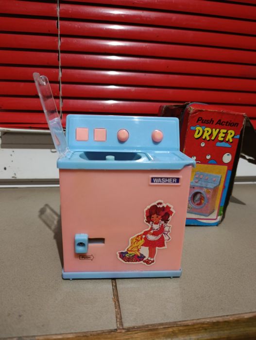 Це іграшка, яка імітує побутову техніку, популярна в 1980-х роках.