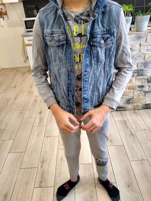 Kurtka dżinsowa z kapturem.