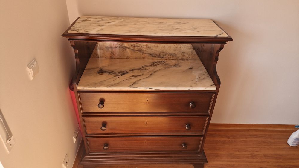 Cómoda  em mogno e pedra