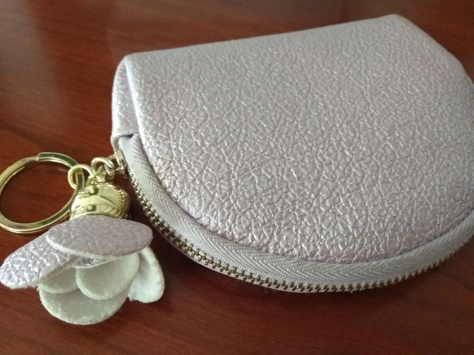 Carteira porta moedas em rosa brilhante.