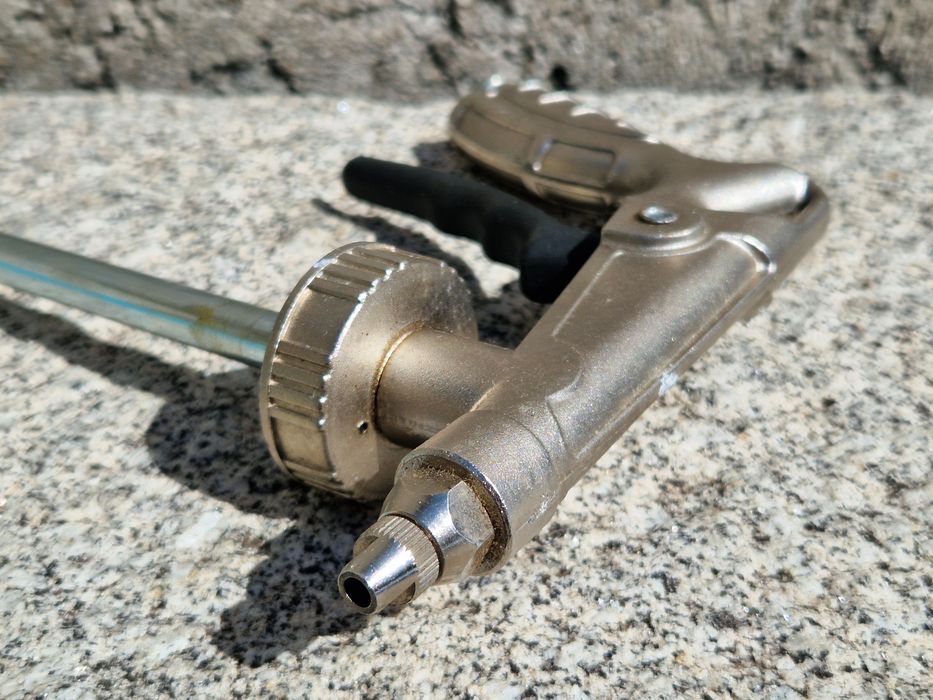 Pistola para aplicar antigravilha ou cera auto
