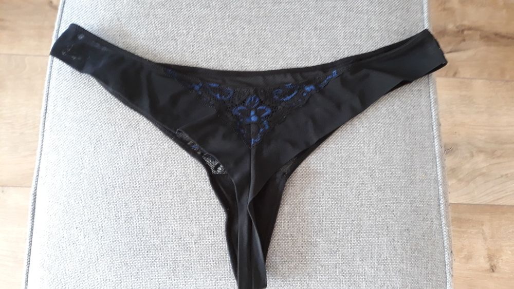 Siateczkowo-koronkowe czrano-niebieskie majtki stringi w rozmiarze XL