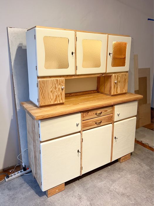 Kredens PRL po renowacji