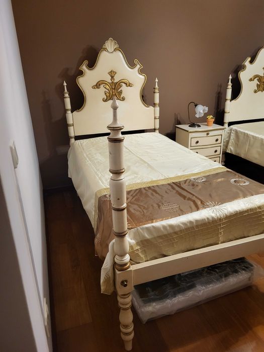 Cama clássica em bom estado