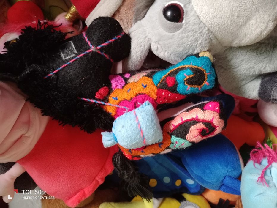 Saco com 55 peluches grandes e pequenos tudo em bom estado.
