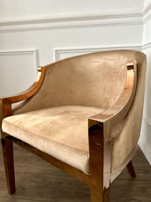 Elegancki fotel w stylu modern classic miedziane