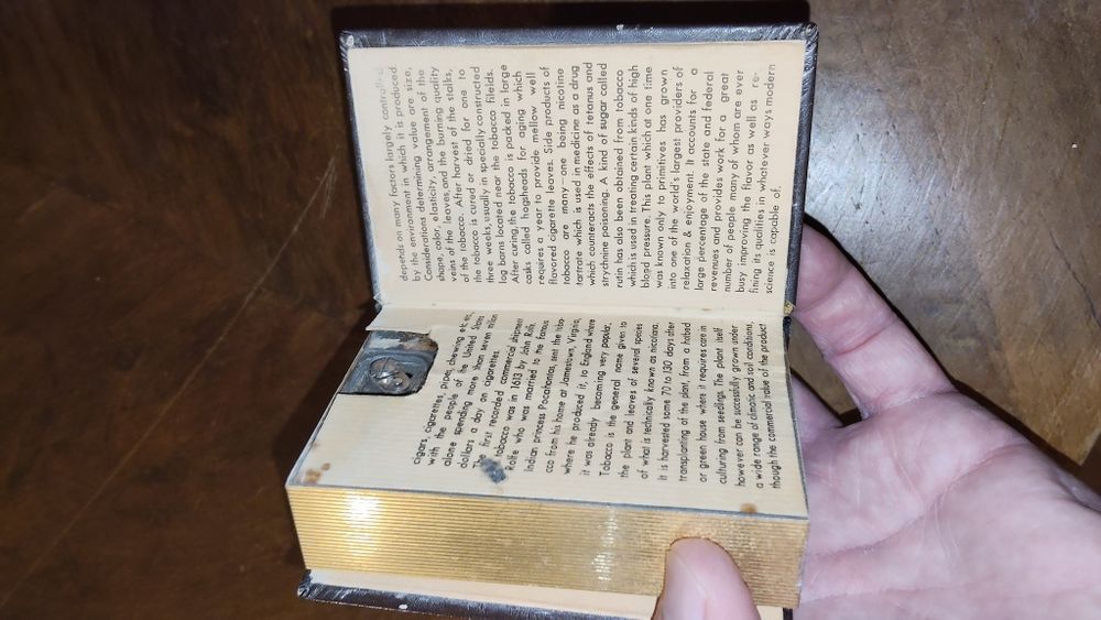 Isqueiro antigo ,  livro