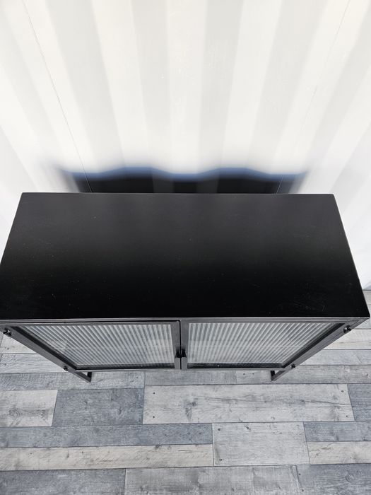 Czarna metalowa komoda szklane drzwiczki