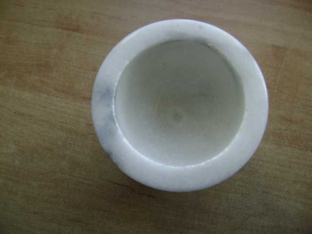 Starocie z PRL - Moździerz marmurowy z ucieraczem, wysokość 10 cm