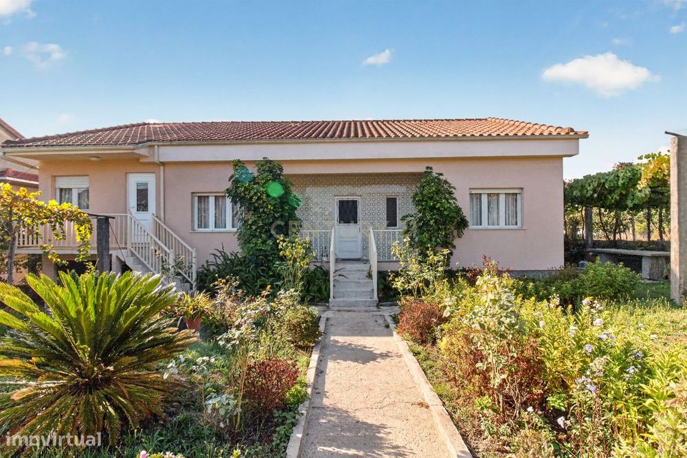 Moradia T3 Em Espinho - Braga | 800 M² De Terreno | Jardim | Vista Pan