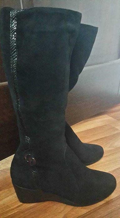 зимові    замшеві   сапожки  на  танкетці